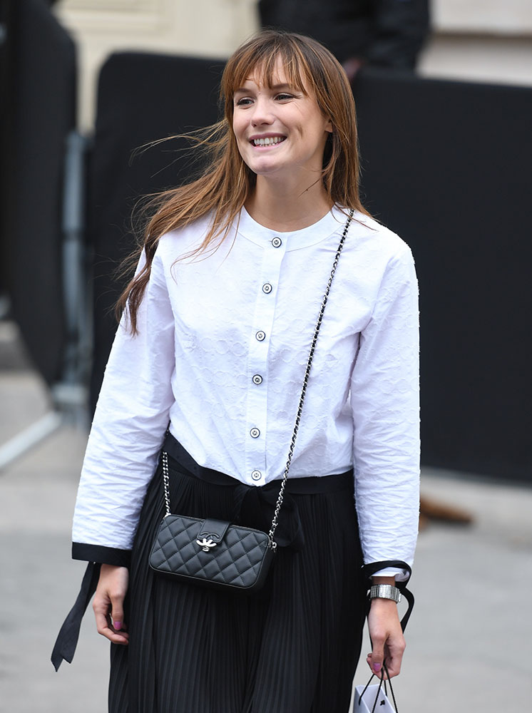 October 2018 Paris France Fashionable Girl Wearing Chanel Bag Fashion –  Stock Editorial Photo © AGCreativeLab #242608520