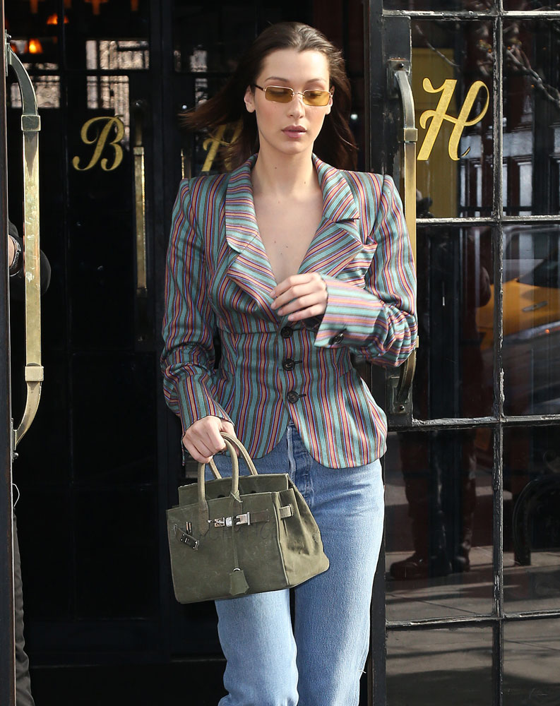 Bella Hadid Carry a Bag 