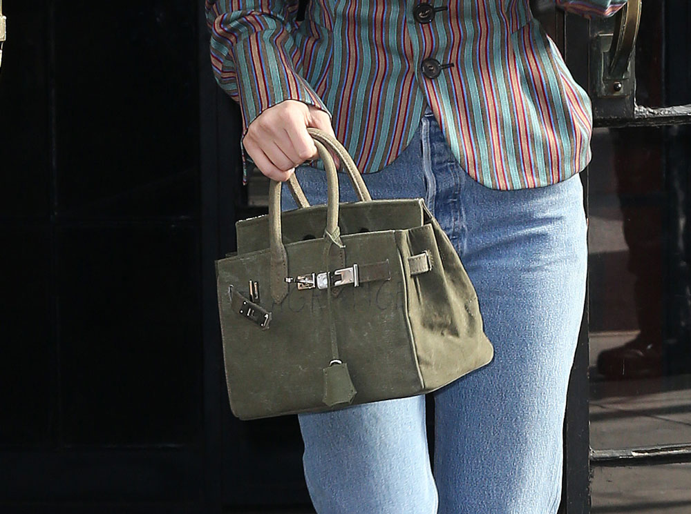 Bella Hadid Carry a Bag 