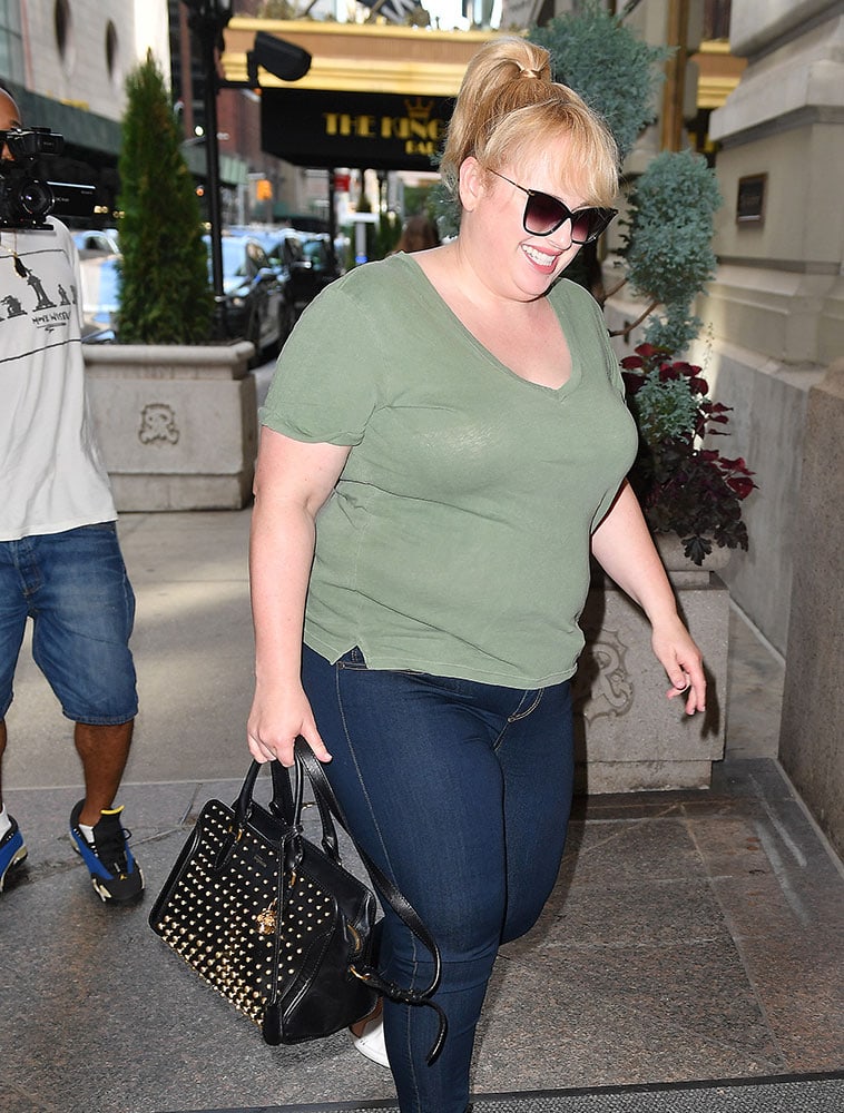 Rebel Wilson carries a personalized Louis Vuitton Speedy - PurseBlog