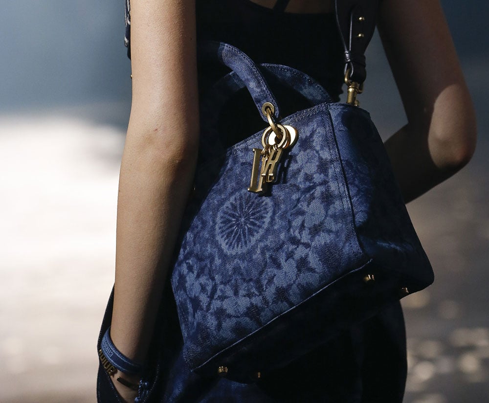 Dior Focuses on Fabric (and the Logos on It) for Its Spring 2019 Bags ...
