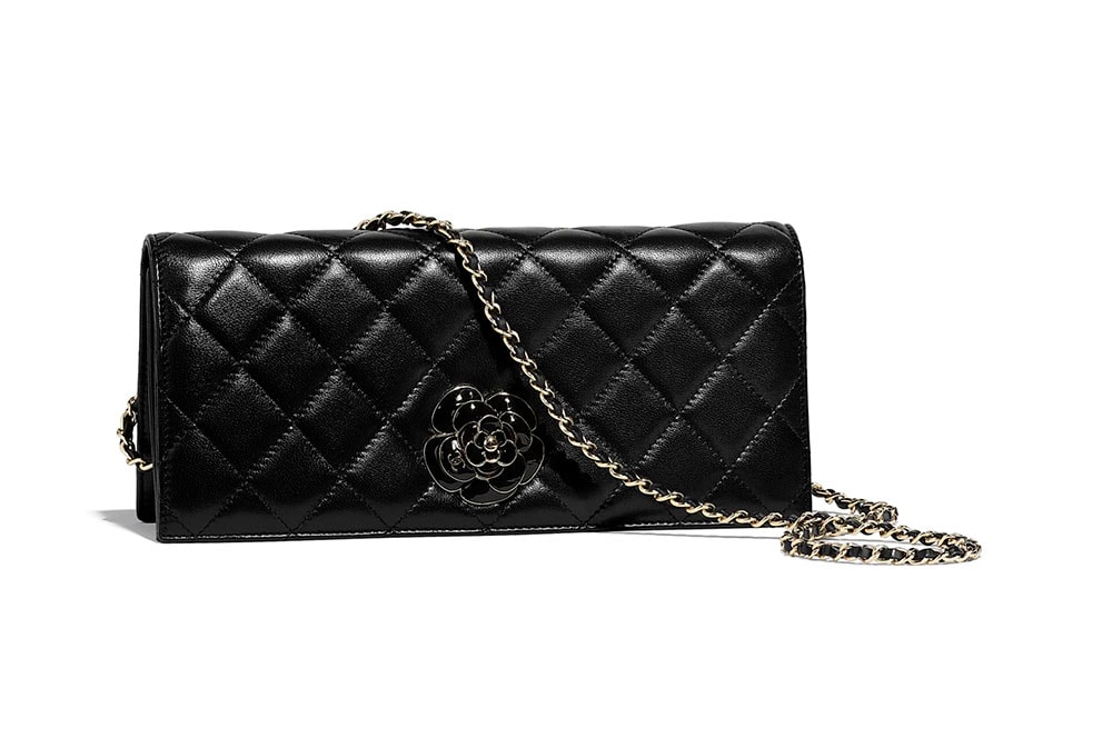 Chanel East West bag worn on the shoulder or carried in the hand in pink quilted leather