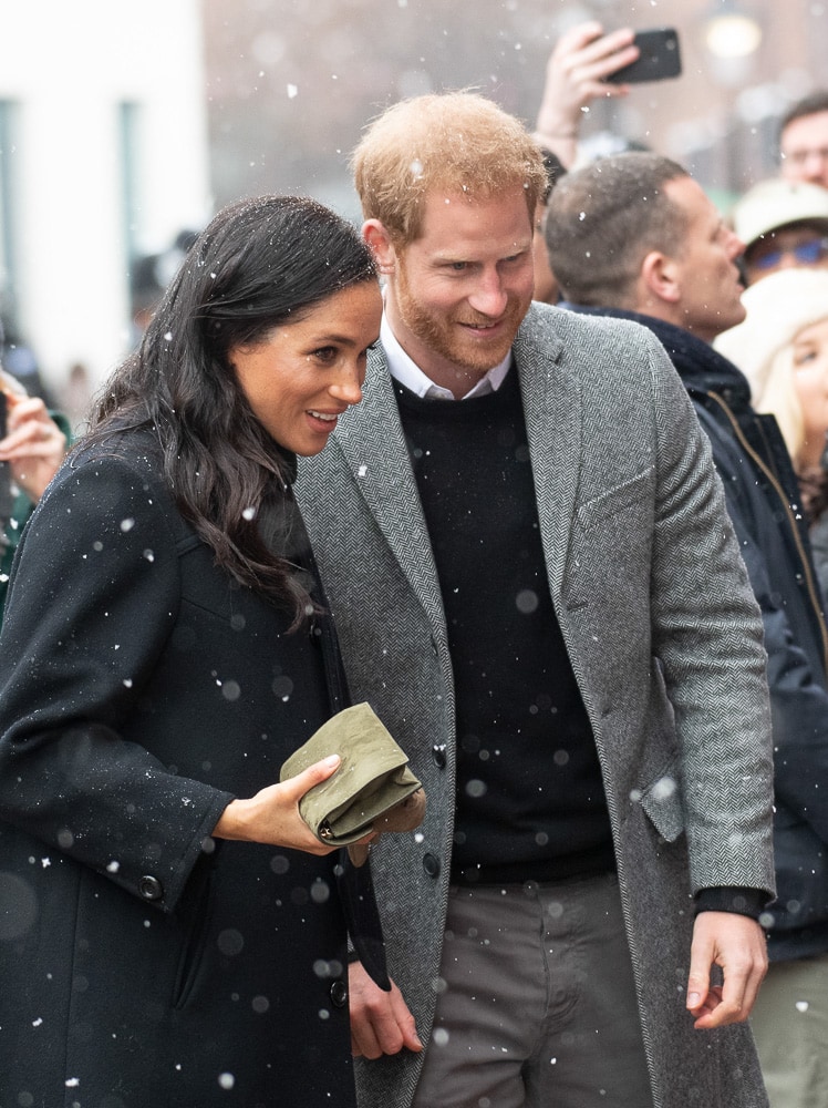 Chanel 19 Handbag In White & Black Crochet Calfskin - Meghan Markle's  Handbags - Meghan's Fashion