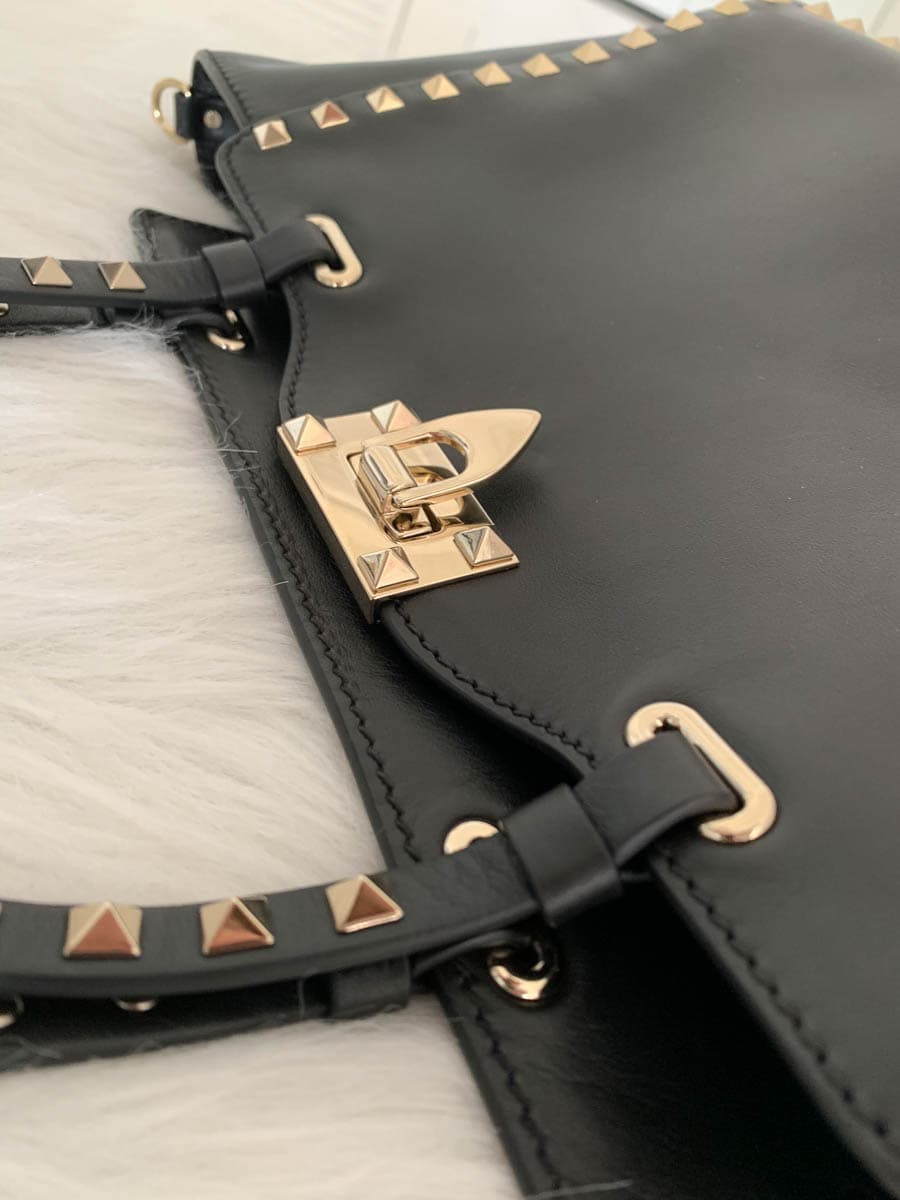 Valentino Garavani Noir Small Chain Cross Body Bag (98.105 RUB) ❤ liked on  Polyvore featuring bags, handbags, shoulder bags… | Handbag straps, Valentino  purse, Bags