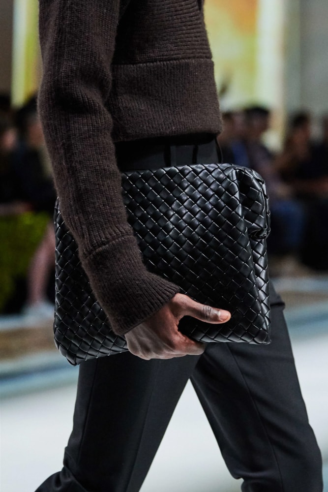 ホットなアイテム、ホットな節約 Bottega Embraces Lee Daniel Veneta's Intrecciato Iconic パンツ