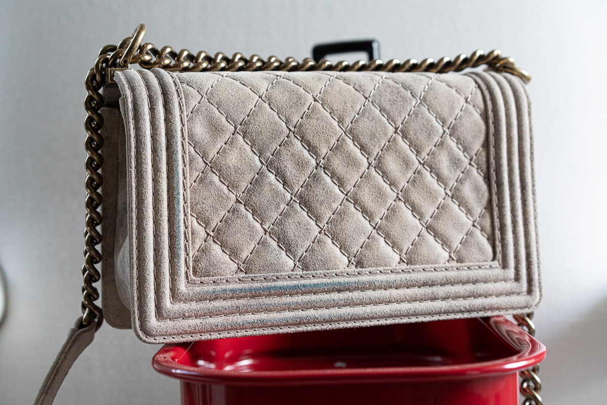 CHANEL BOY BAG REVIEW (OLD MEDIUM); PROS & CONS, MOD SHOTS, WHAT FITS  INSIDE