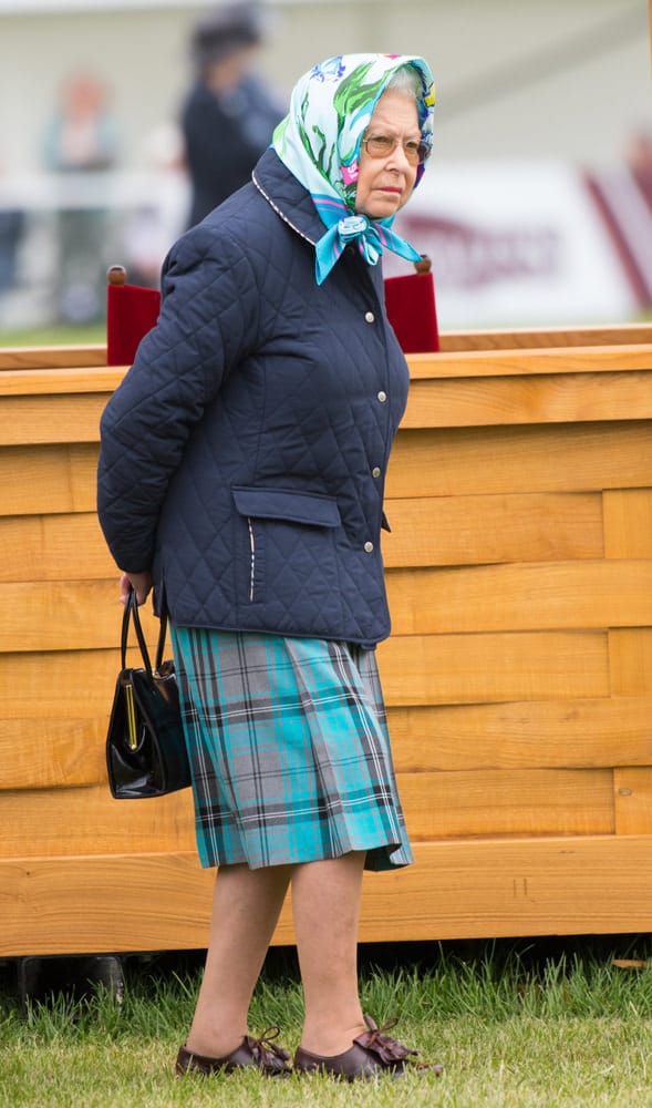 The Secret Signals of Queen Elizabeth's Handbag - PurseBlog