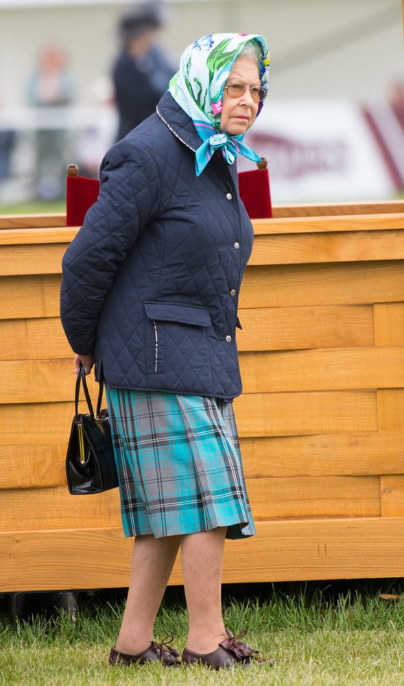 Queen Elizabeth II Purse Signals - Inside Queen Elizabeth's Purse