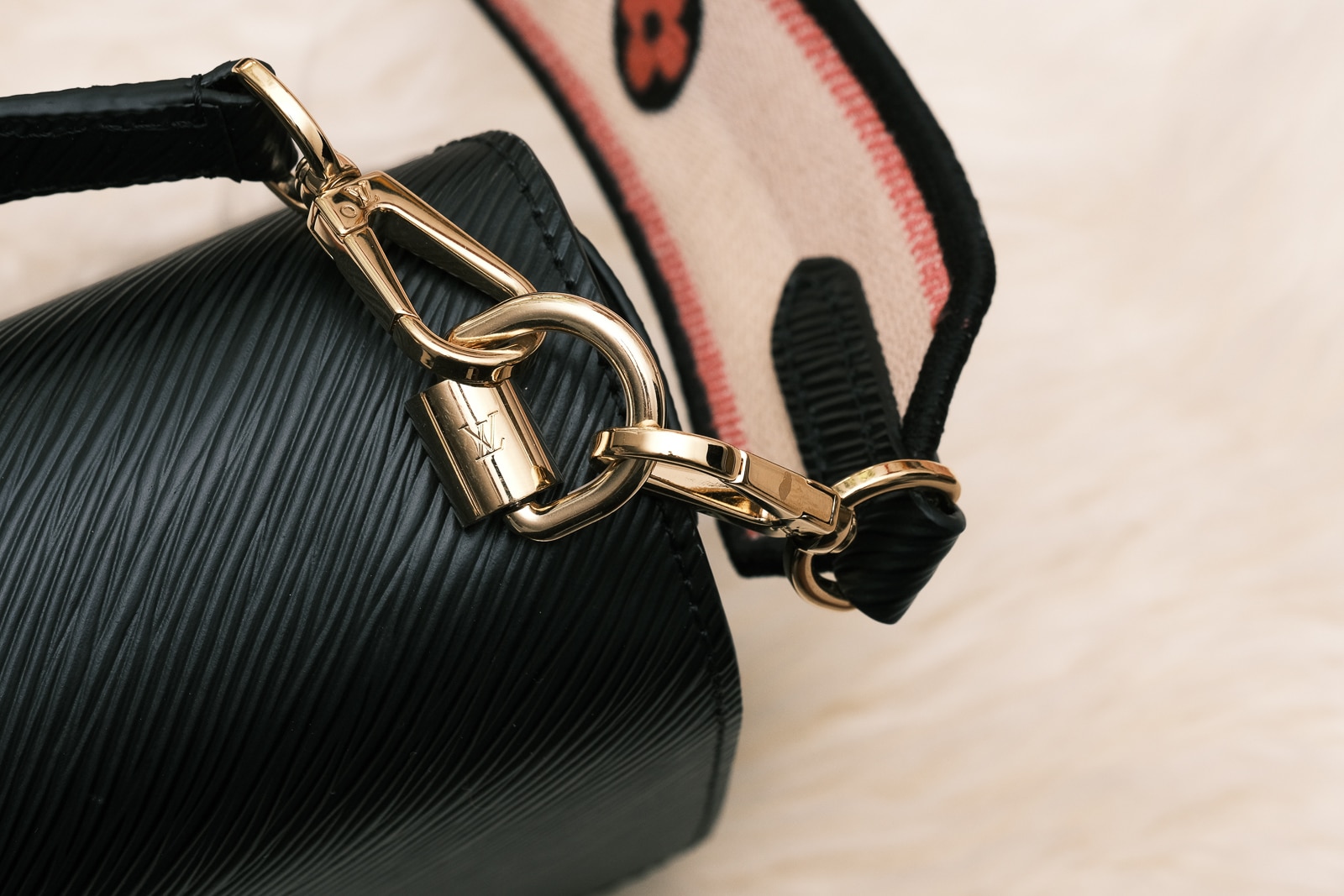 Louis Vuitton on X: No need to compromise style for function. The  #LouisVuitton Twist bag combines modern features with playful designs. See  the collection at   / X