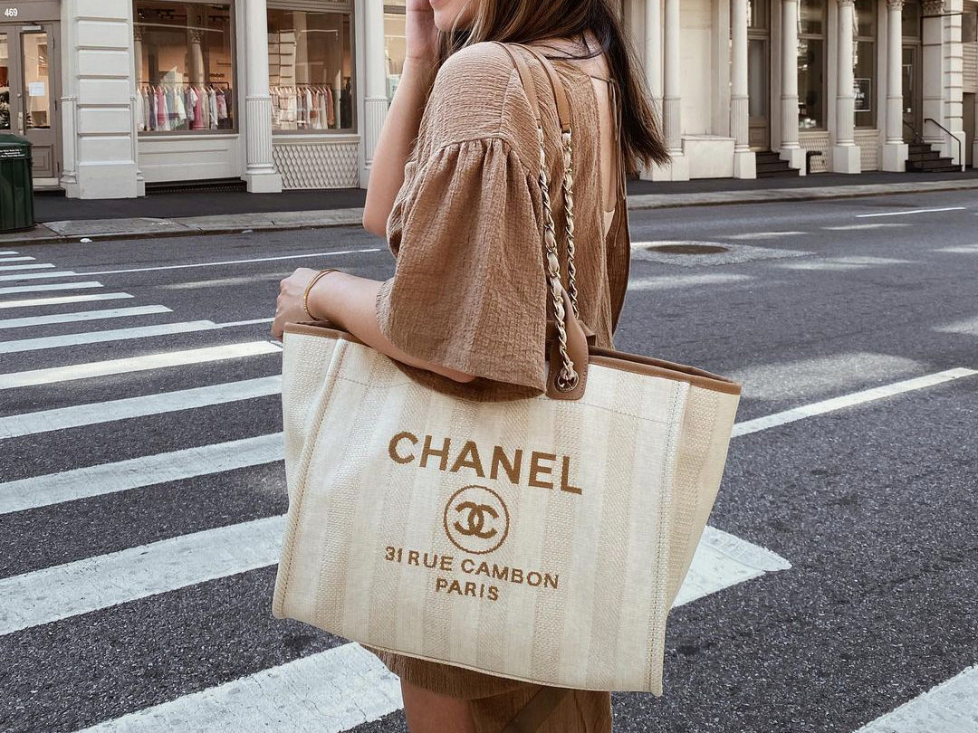 CHANEL CANVAS DEAUVILLE LARGE TOTE REVIEW + WHAT FITS INSIDE 