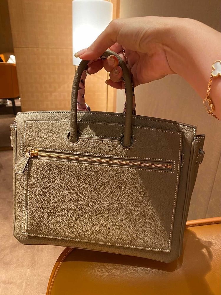 The Pochette Backpocket in etoupe togo sits flat and neat across the back of a 25cm Birkin, also in EtoupeBirkin togo. Photo courtesy of Instagrammer @sclim2320