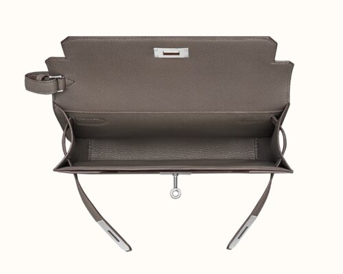 The interior of the Kelly Dépêches 25 Pouch features an open compartment and a slide pocket running along the front side of the bag. Photo via Hermes.com. The interior of the Kelly Dépêches 25 Pouch features an open compartment and a slide pocket running along the front side of the bag. Photo via Hermes.com.