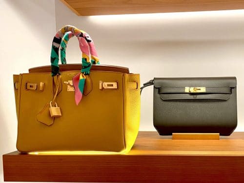 Birkin-v-Kelly-Pouch Size Comparison: a 25cm Birkin next to the Kelly Dépêches 25 Pouch.