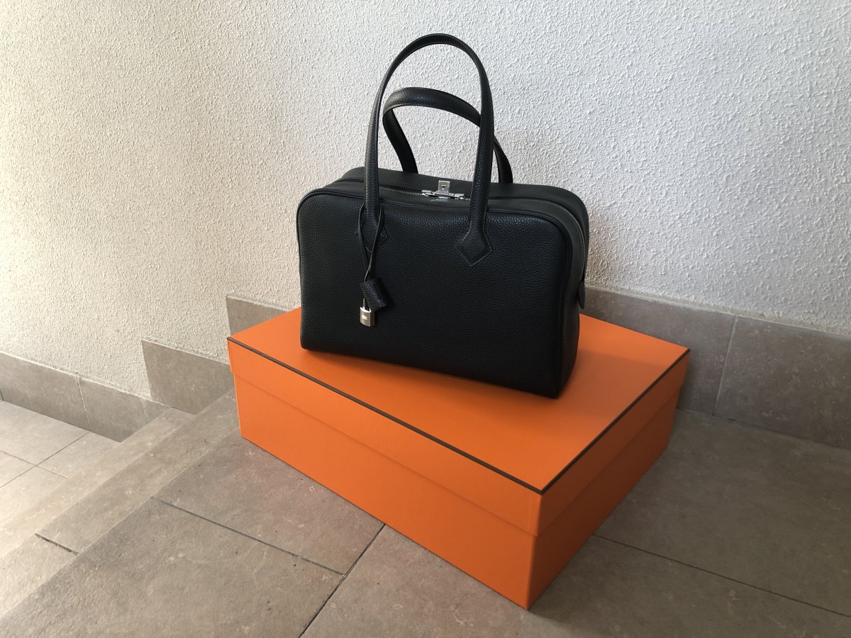 Perfect sized bag AND it's an Hermes. I'm all aflutter! -mm  listing at