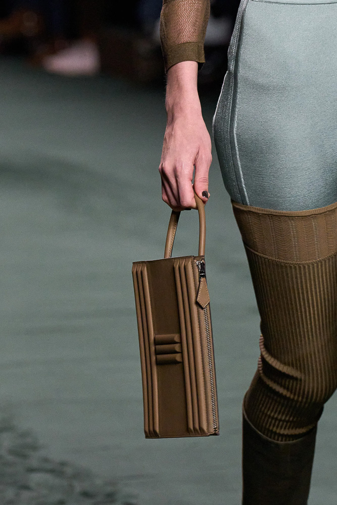 HERMES FALL/WINTER 2022 NEW HANDBAGS & RTW  2022 NEW NEUTRAL COLORS: 0L  GRIS MEYER & 0M CHAI🧋 