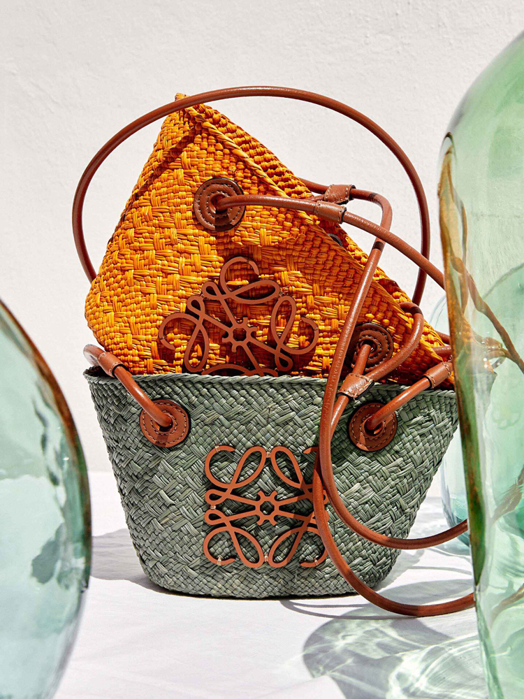 Elephant Basket raffia tote bag in beige - Loewe | Mytheresa