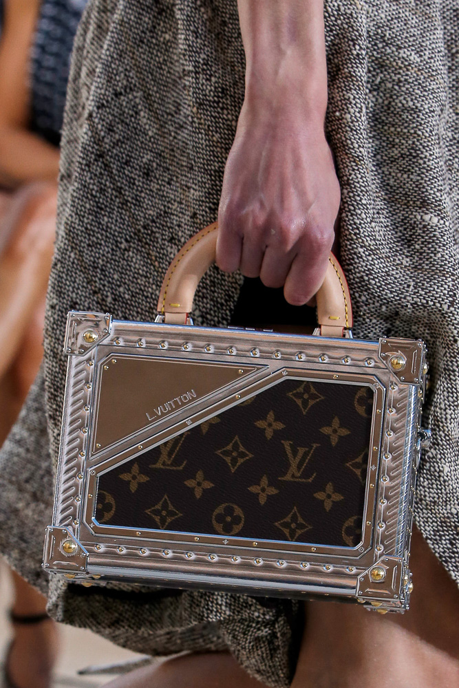 First Look: Louis Vuitton's Cruise 2023 Bags - TrustyShops - Bolsa de viaje  Louis Vuitton Alize en lona Monogram marrón y cuero natural