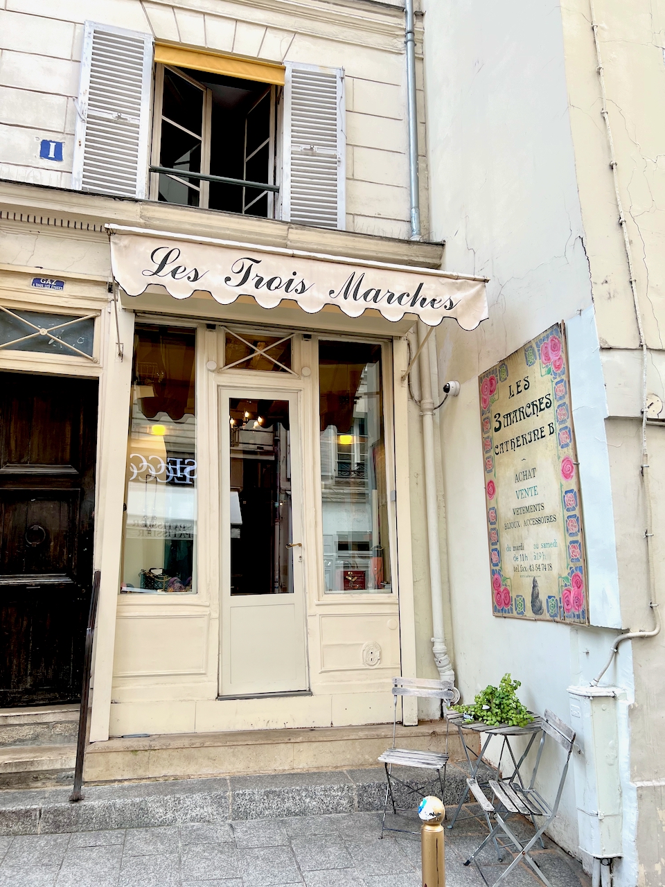 The tiny but amazing Les 3 Marches de Catherine B. Photo via @The_Notorious_Pink The tiny but amazing Les 3 Marches de Catherine B. Photo via @The_Notorious_Pink