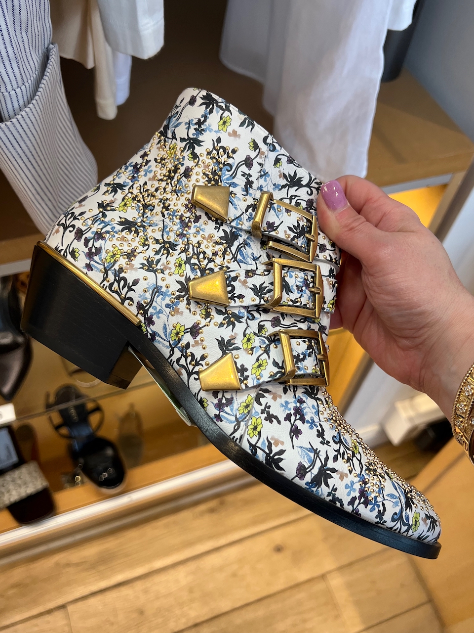You may or may not find some Hermès treasures, but I found a variety of tempting pieces. Photo via @The_Notorious_Pink You may or may not find some Hermès treasures, but I found a variety of tempting pieces. Photo via @The_Notorious_Pink