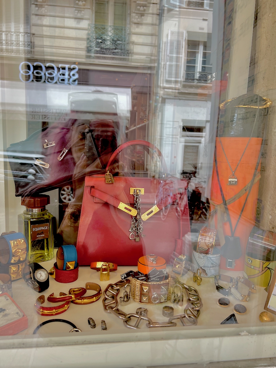 The right (Hermès) window of Les 3 Marches. Photo via @The_Notorious_Pink