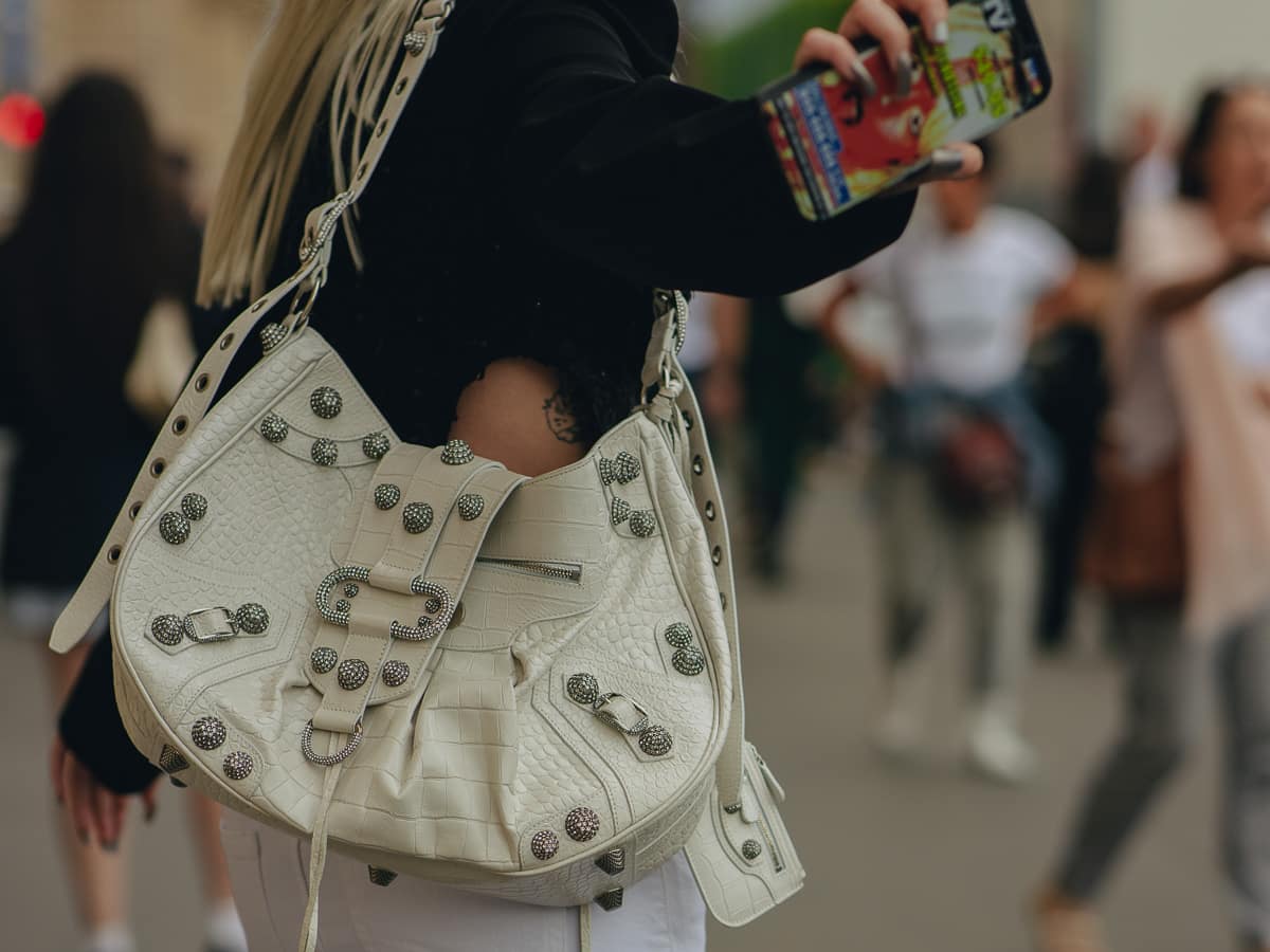 Jumbo Bags Are Autumn's Biggest Trend, According To Zoë Kravitz