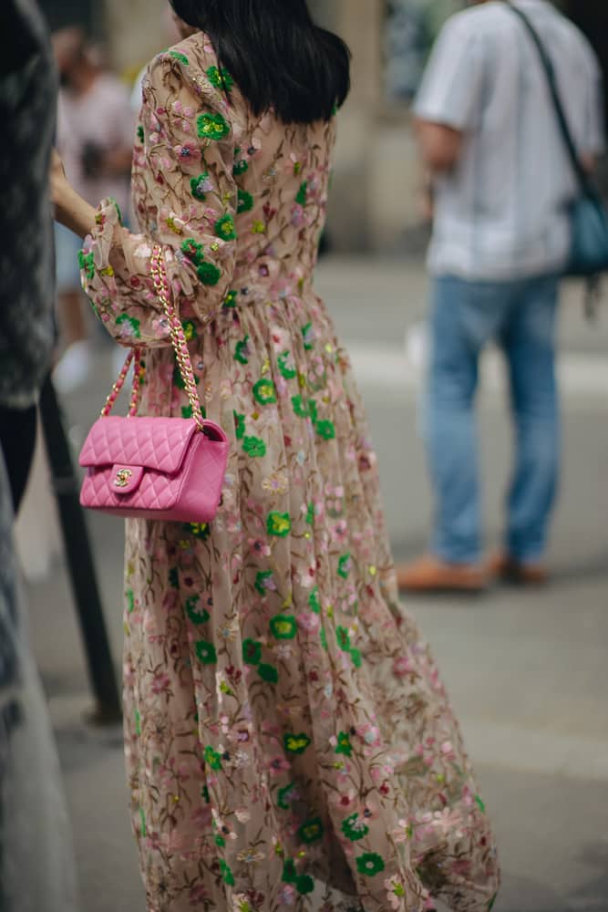 chanel flap bag street style