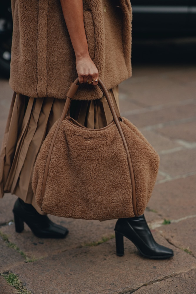 Women in white with Gucci pouch and white Hermes Constance bag before  Trussardi fashion show, Milan Fashion Week street style on September 24,  2017 in Milan. – Stock Editorial Photo © AndreaA. #272169398