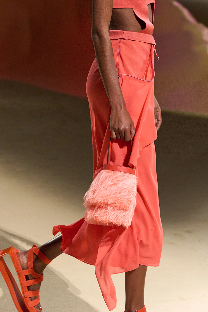 Hermes SS23 detail look 88: a Feathered Toupet Bag. Photo via Vogue.com.