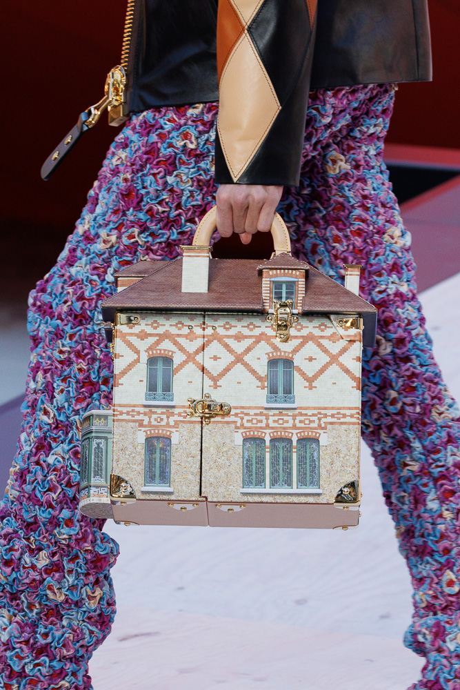 Louis Vuitton on X: The ultimate refinement. A new LV Egg bag completes a  look from @TWNGhesquiere's #LVSS20 Collection. The latest women's  collection will soon be available in #LouisVuitton stores and online.