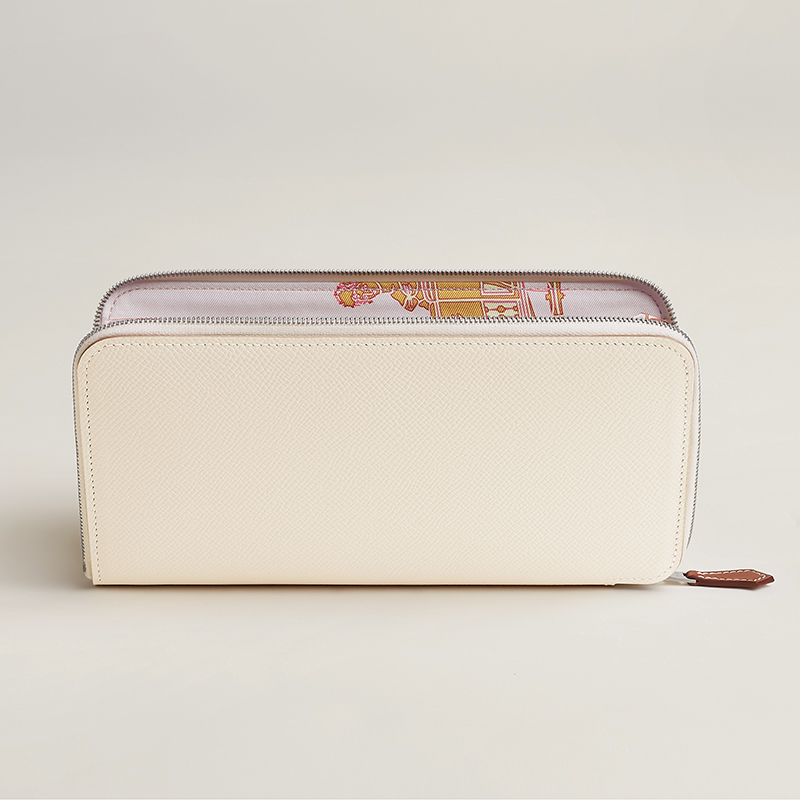 The simple exterior of the SilkIn Classique Wallet. Photo via Hermès.