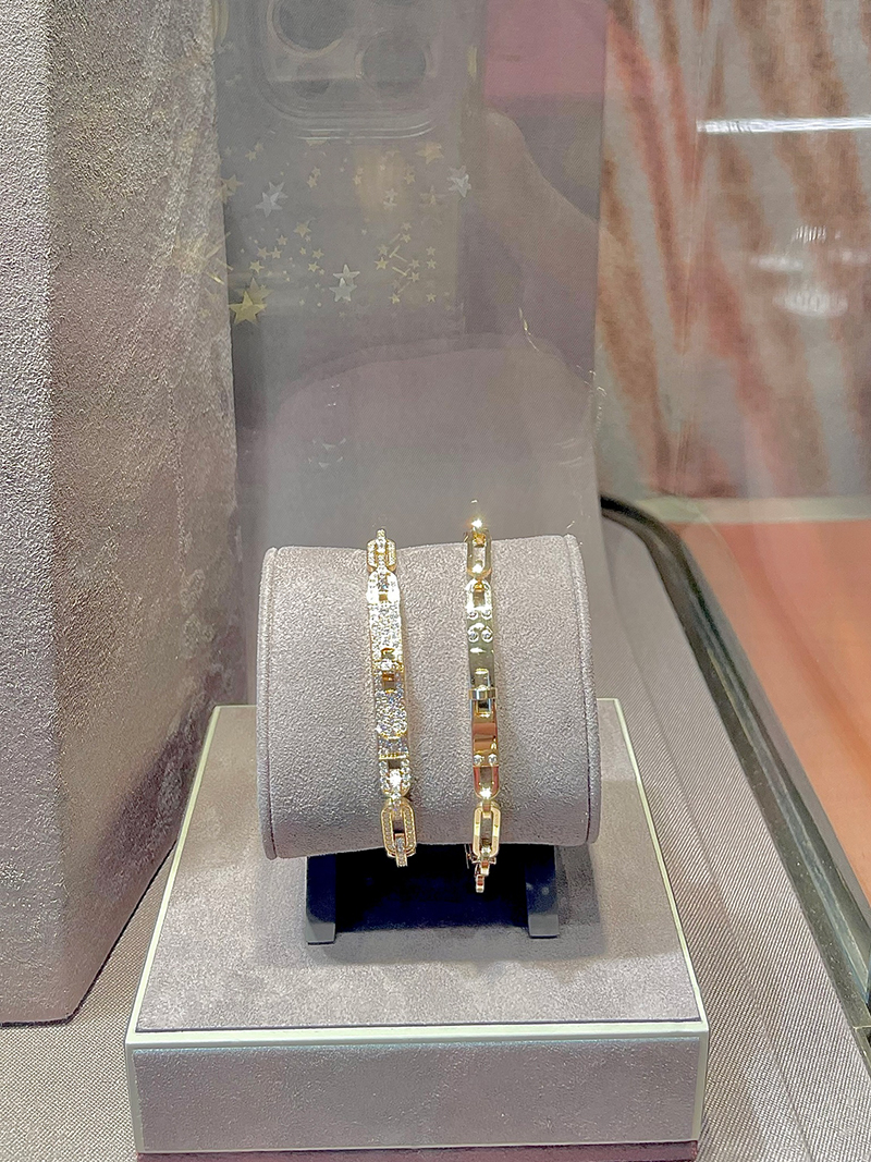 Kelly Chaine Bracelets in Rose Gold, with Full Pave (approximately $36,000) and 6 Diamonds. Photo via TPFer @Carlinha.