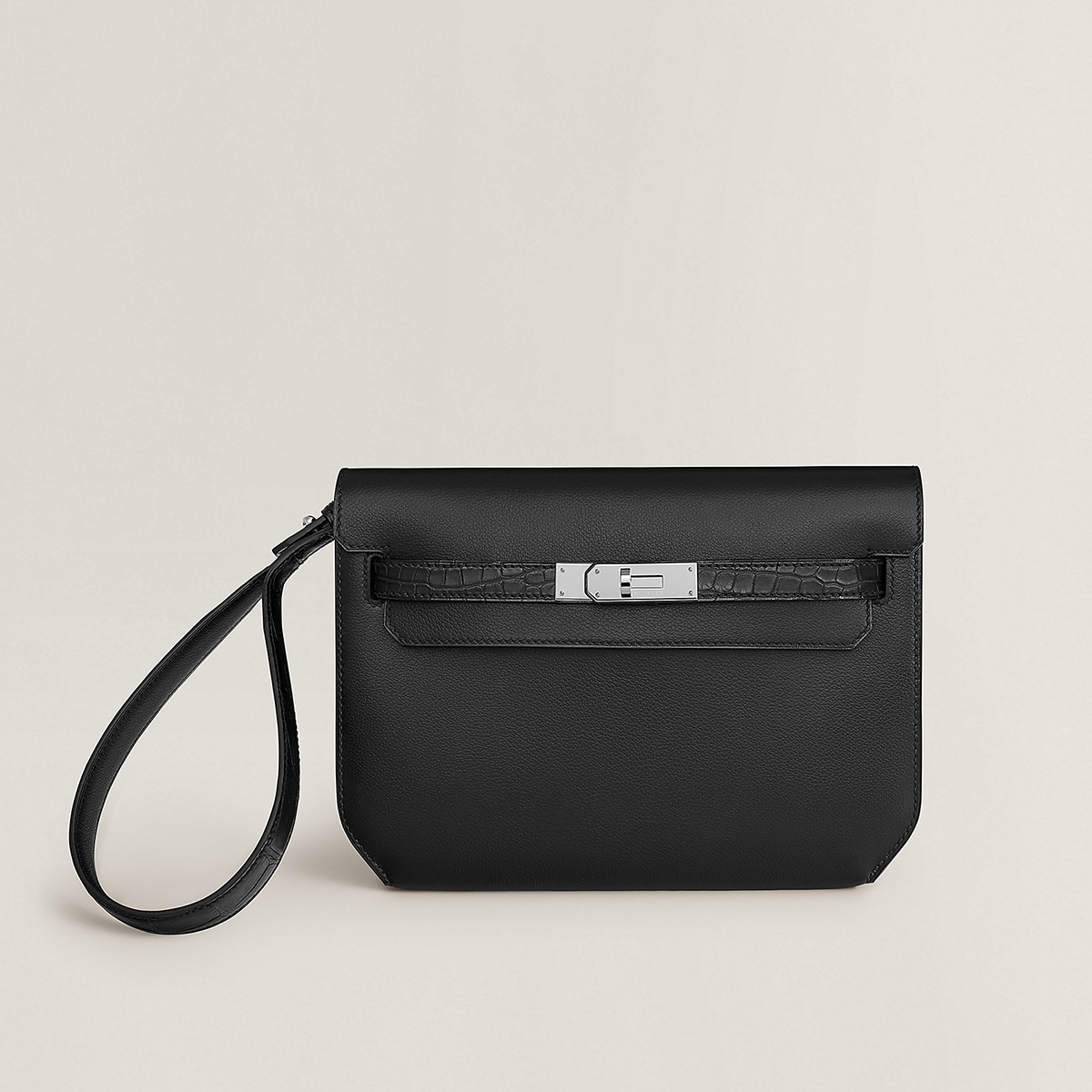 A Kelly Depeches 25 Pouch in Noir Evergrain and Matte Gator from October 2021. Photo via Hermes.com.