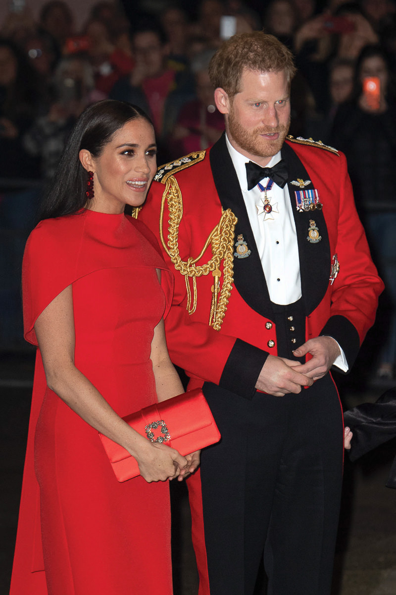 Céline Triomphe Chain Shoulder Bag in Black - Meghan Markle's Handbags -  Meghan's Fashion