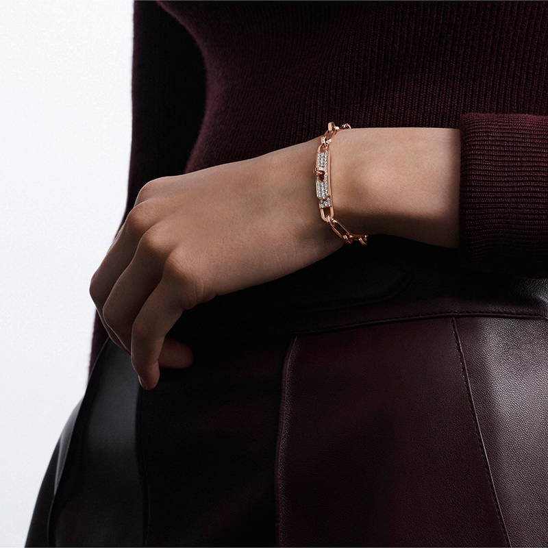 A Kelly Chaine Bracelet in Rose Gold with Diamonds. Photo via Hermes.