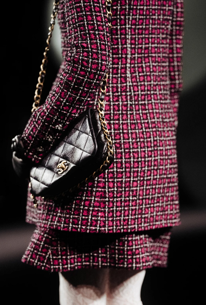 CHANELopedia - Chanel Gabrielle bag + mini skirt + turtleneck= Fall fashion  🍂 🍁 @camilacoelho