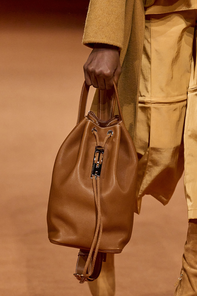 An updated version of the Market tote (Look 32). Photo via Vogue.com