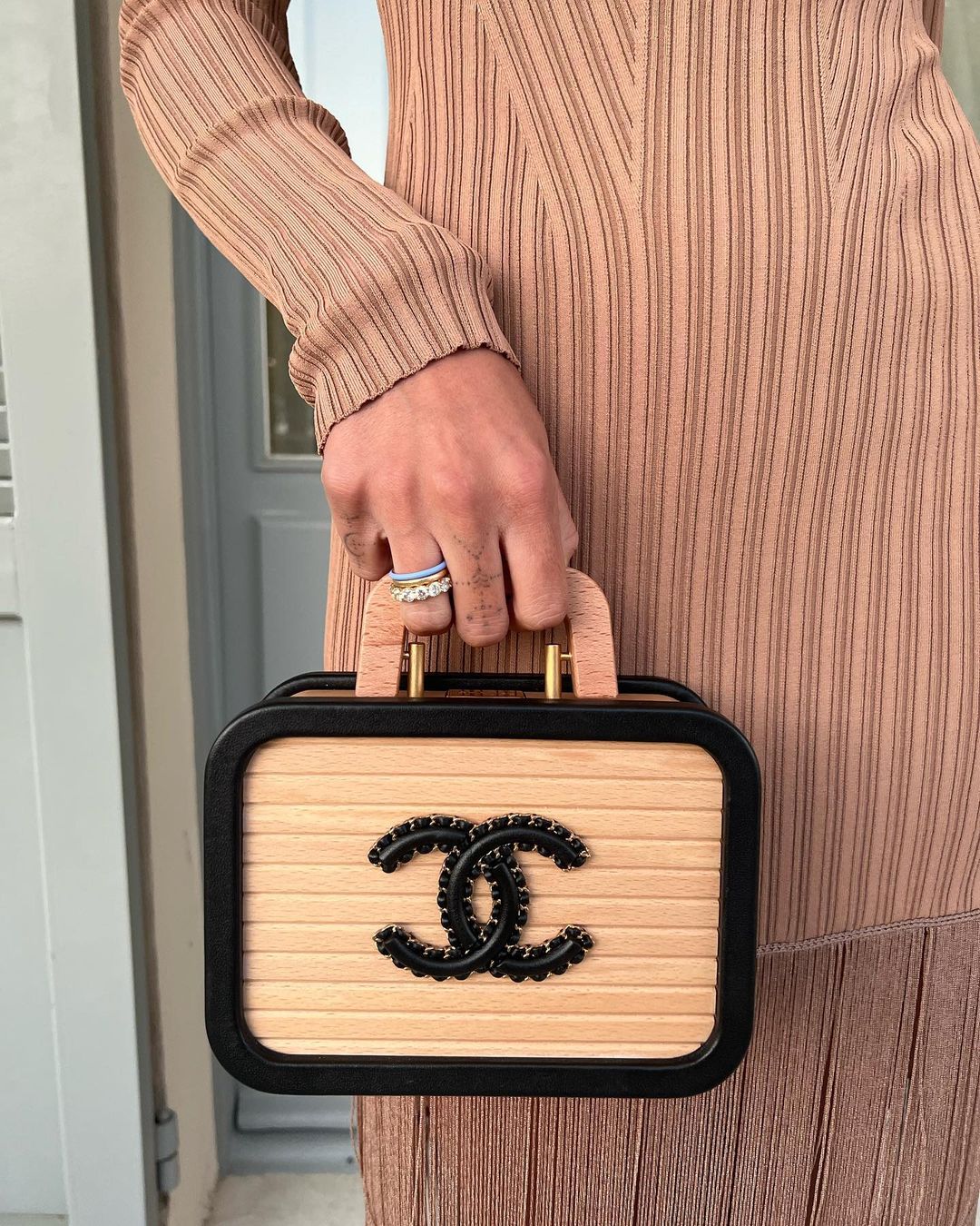 In our Sofia Richie era 💅🏼 shop Chanel at Xupes.com #chanelbags