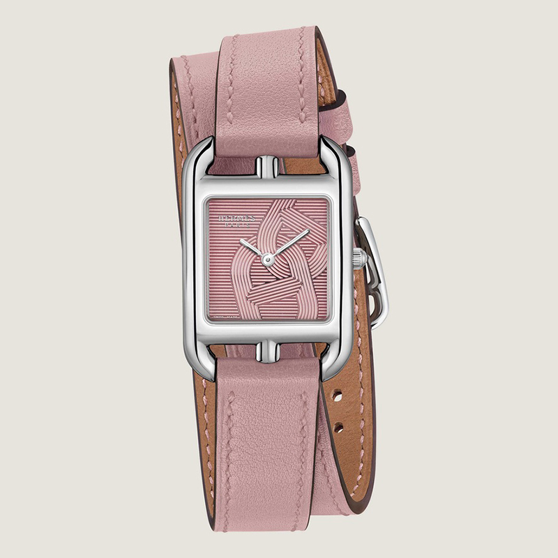 Парфюмированная вода Hermes steel watch, stamped dial coated with a glycine-tinted lacquer, "Anchor Chain" motif, short strap in glycine Athena calfskin, $3550. Photo via Hermès.com.