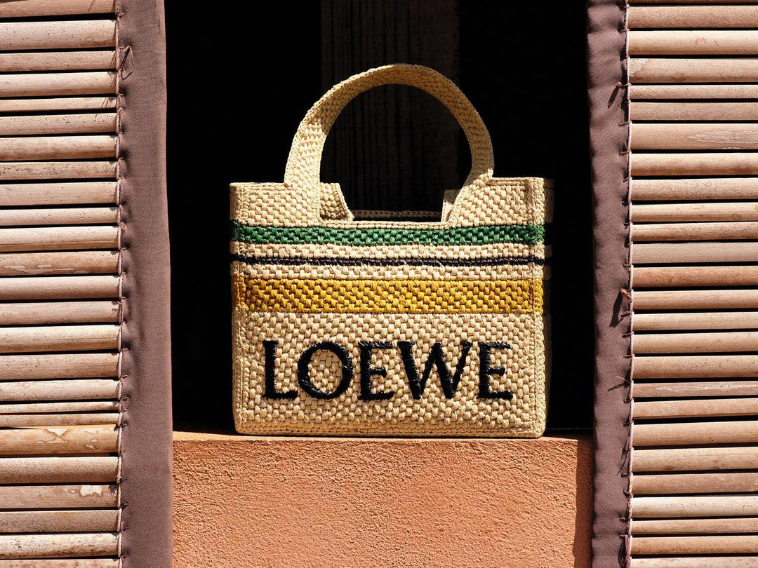 Medium LOEWE Font Tote in raffia