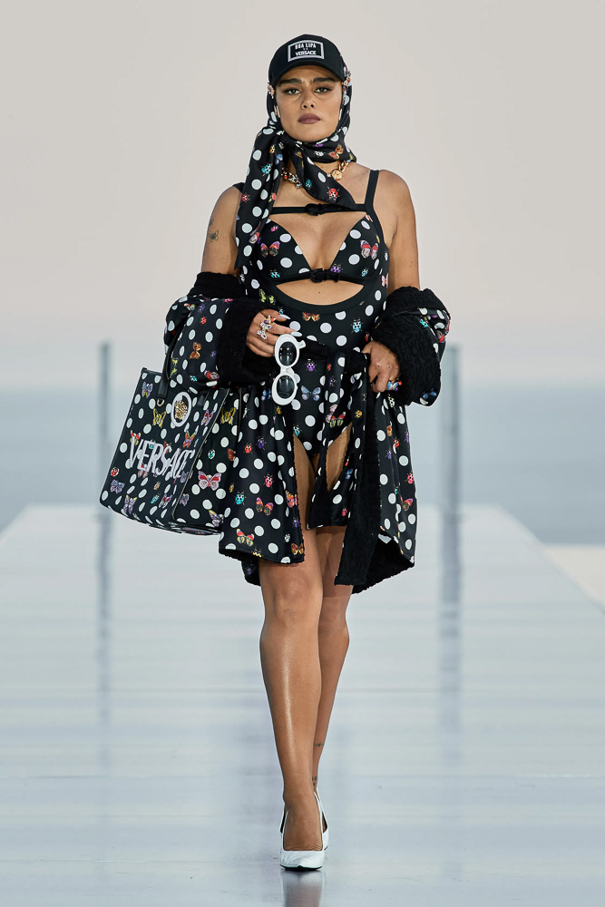 Versace x Dua Lipa La Vacanza 10 Versace x Dua Lipa La Vacanza 10