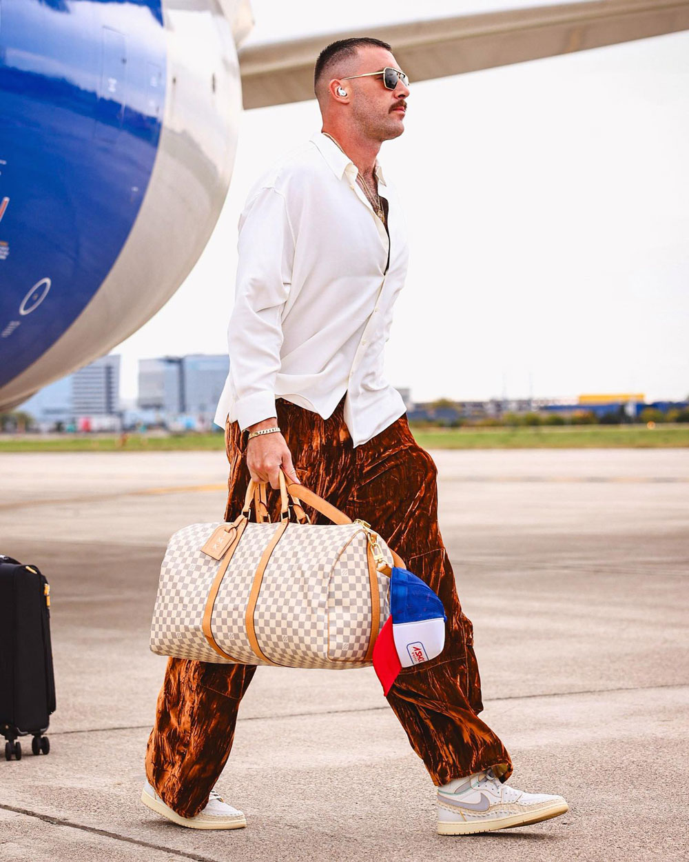 travis kelce louis vuitton bag