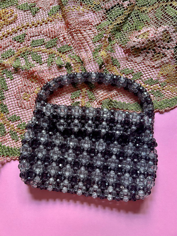 A BRIEF HISTORY OF BEADED BAGS 17