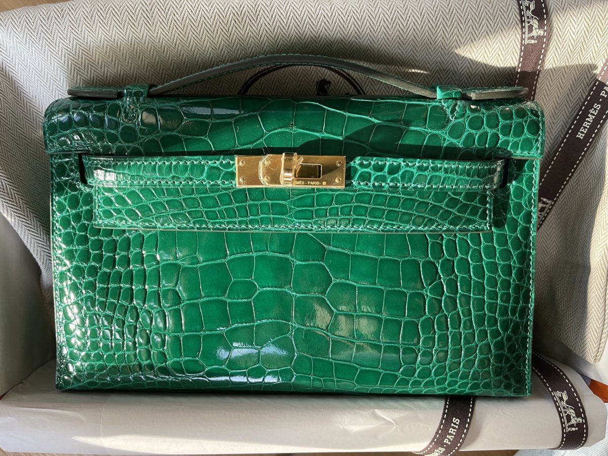 hermes Kelly Pochette vert emeraude shiny alligator with gold hardware