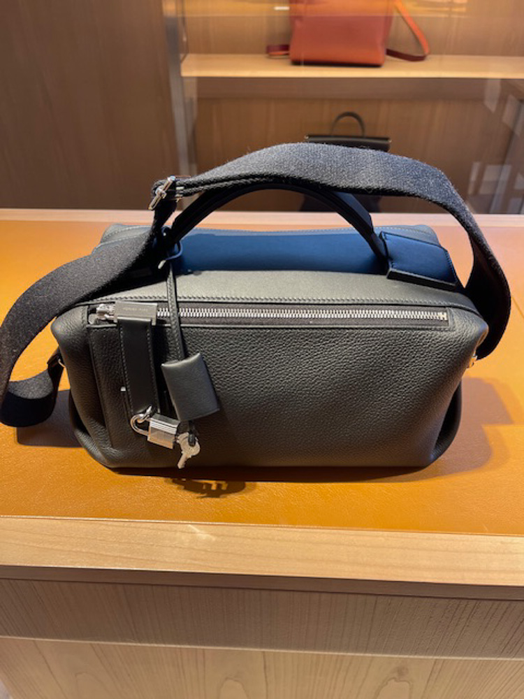 CC 212 The Collector With Edge PurseBlog