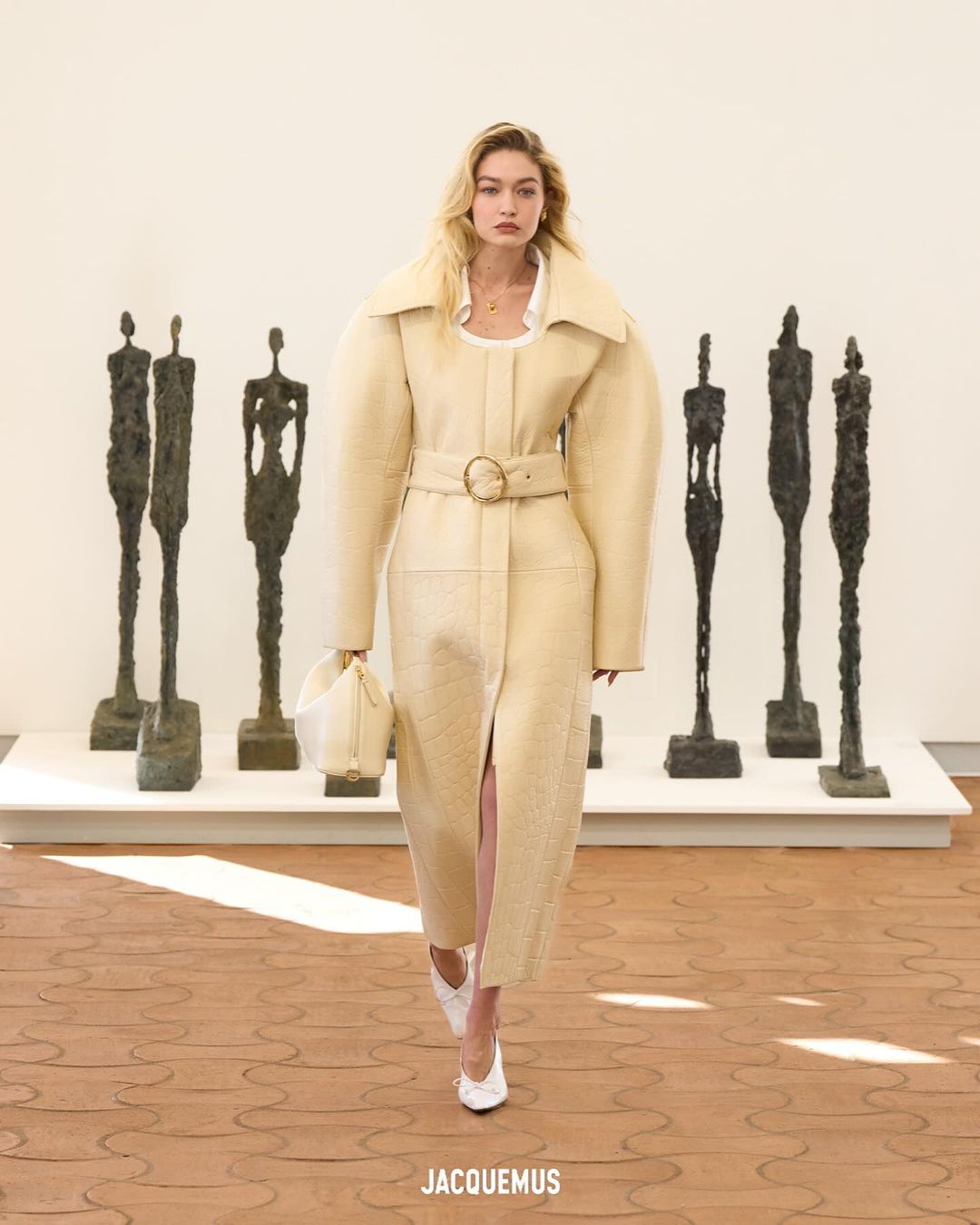 Gigi Hadid Jacquemus Les Sculptures Gigi Hadid Jacquemus Les Sculptures
