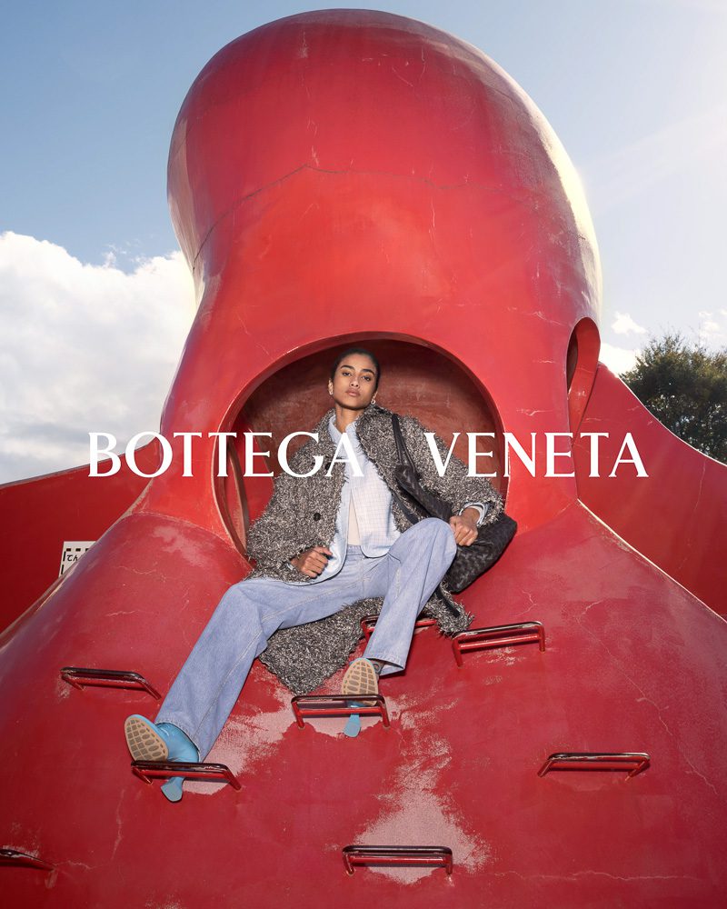 Big Bags Take Center Stage in Bottega Summer 2024 Campaign