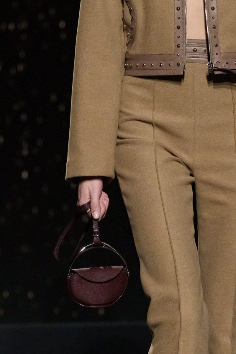 Bolso bandolera Hermes Evelyne en cuero verde. Photo via Vogue.com