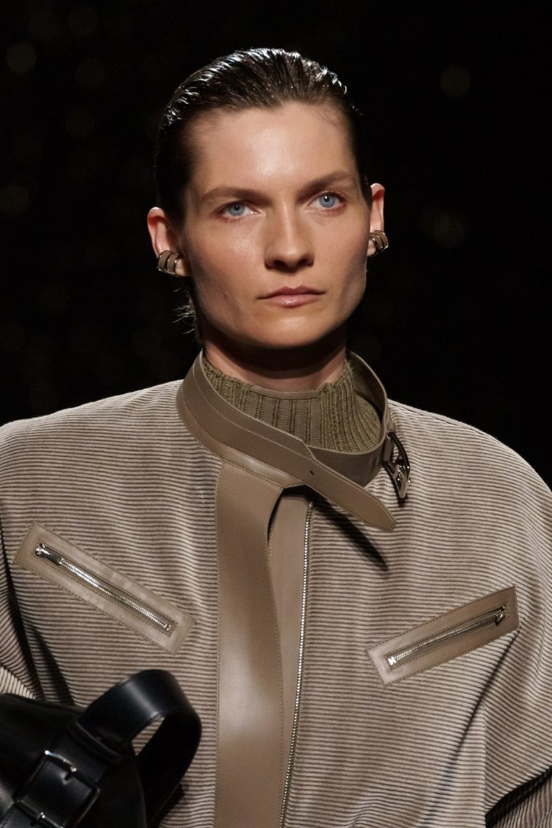 Редкий винтажный платок hermes les becanes оригинал шёлк. Photo via Vogue.com