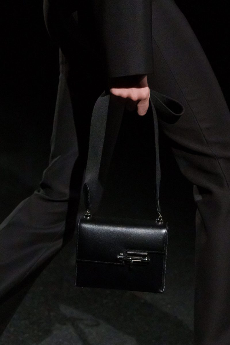 Encantador bolso Hermes Troca de lona roja. Photo via Vogue.com