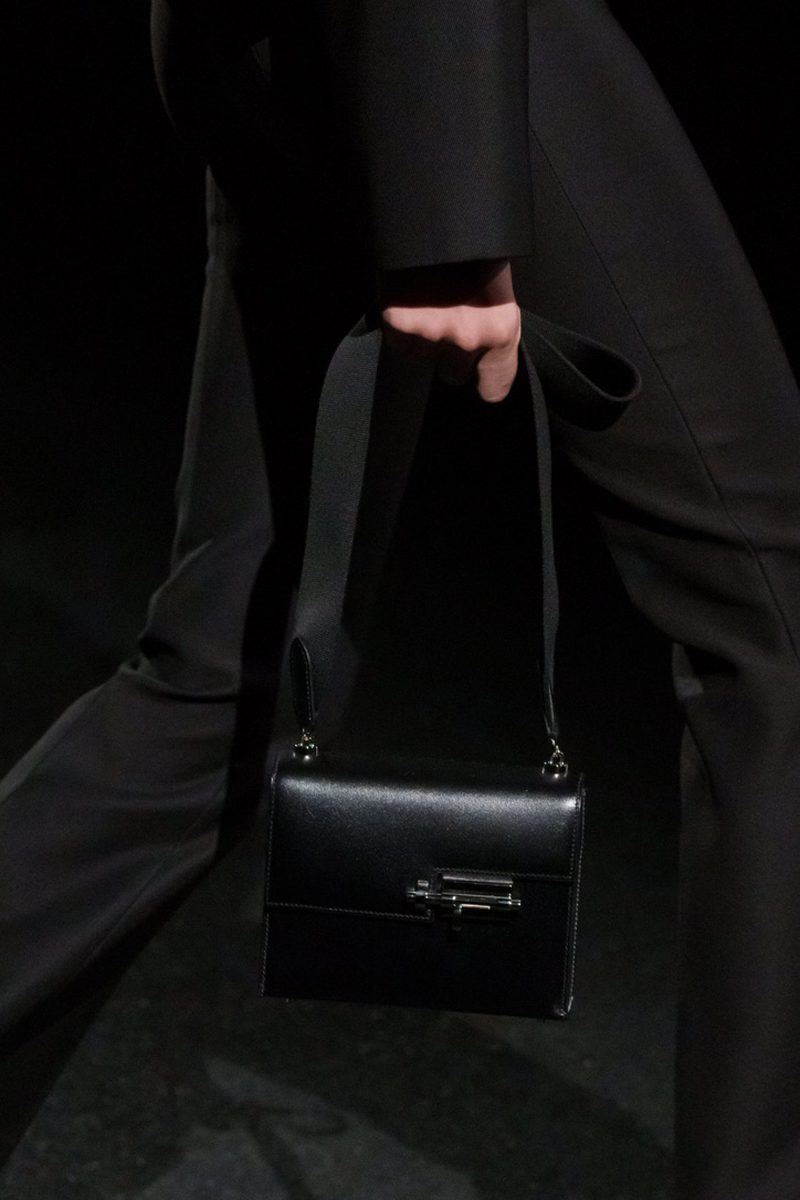 сандали в стиле hermes. Photo via Vogue.com